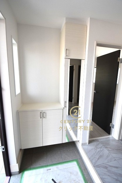 ケイアイフィット　ひたちなか市稲田　4期 　1の玄関|シューズボックスの扉の中は可動棚ですので、しまいたいものに合わせて高さを自由に変えることができます。鏡があるのでお出かけ前の身だしなみチェックもできます。