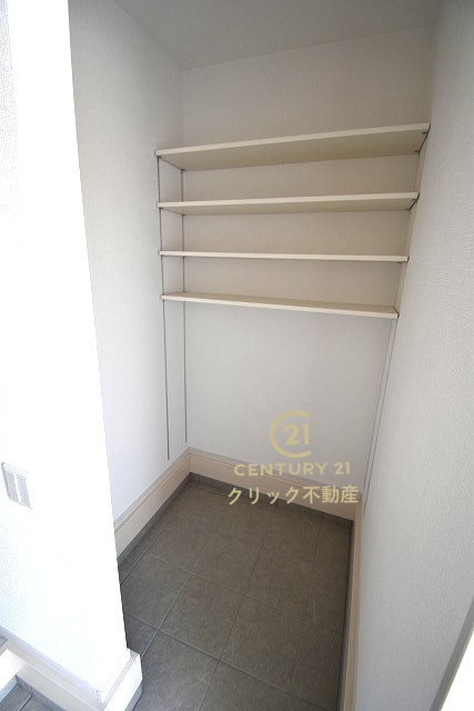 ケイアイフィット　ひたちなか市稲田　4期 　1の玄関|ミニトランクとして使えるスペースです。靴の他、雨具、防災用品、スポーツ用品等を置くのもいいですね。オープンタイプの可動棚は置きたい物に合わせて自由な使い方ができます。