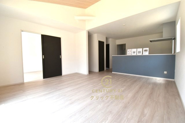 ケイアイフィット　ひたちなか市稲田　4期 　1の居間・リビング|洗練された明るいLDK。カーテンやラグの色、質感、選ぶ家具などで雰囲気が変わりますので、お好みのインテリアを楽しみましょう♪