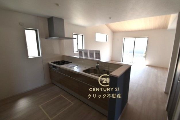 ケイアイフィット　ひたちなか市稲田　4期 　1のキッチン|対面式システムキッチンは料理中や後片づけの間も会話が楽しめ、家族に一体感が生まれます。十分な広さのキッチンなら、家族での分担作業もはかどりそう！