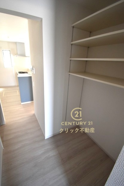 ケイアイフィット　ひたちなか市稲田　4期 　1の収納|キッチン横のパントリーが嬉しい！生活感の出やすい消耗品や食材のストックはこちらへどうぞ♪可動棚なので、置きたいものに合わせた使い方ができます。