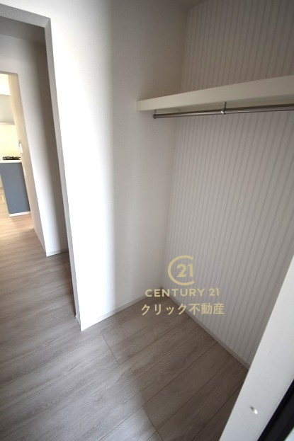 ケイアイフィット　ひたちなか市稲田　4期 　1の収納|玄関とリビングをつなぐウォークスルークローク。羽織ものを掛けておく、日焼け止めクリームを置く、エコバッグを置く、等々、お出掛けのフットワークを軽くしてくれます♪