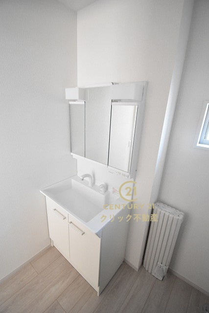 ケイアイフィット　ひたちなか市稲田　4期 　1の独立洗面台|見た目の美しさだけではなく、機能性も追求した使い勝手の良い独立洗面化粧台。
身だしなみチェックや歯磨きなど、朝の慌ただしい時間でも余裕を感じていただけます。