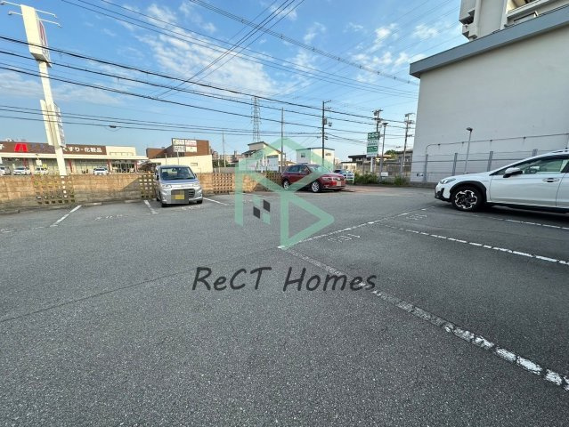 ウェル・エンジュの駐車場