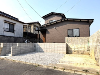 【外観】 | 駐車は並列で3台可能です。