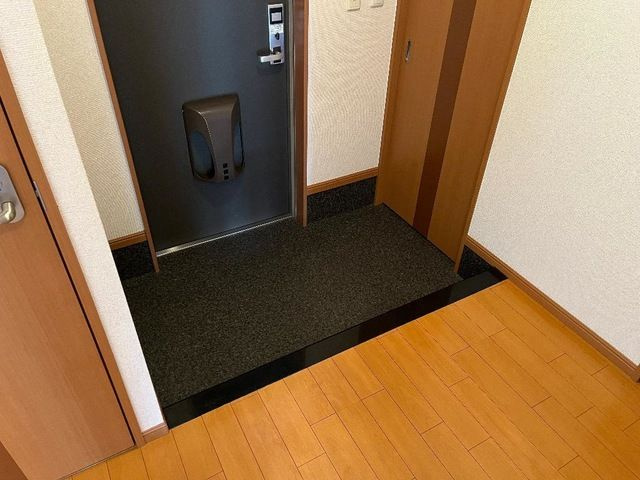 原田様メゾネットＡ棟の玄関