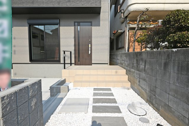 伊丹市池尻5丁目新築一戸建て│3SLDK+駐車1台可の外観|玄関に続くアプローチ部分には自転車も駐輪できます。