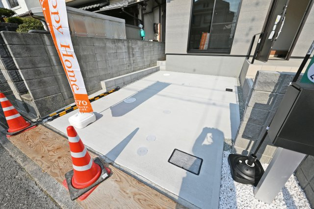 伊丹市池尻5丁目新築一戸建て│3SLDK+駐車1台可の駐車場|ワゴンタイプの車も余裕で駐車できるカースペースです。