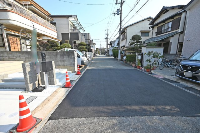 伊丹市池尻5丁目新築一戸建て│3SLDK+駐車1台可の前面道路含む現地写真|東向きに撮影した前面道路（幅員約5.9ｍ）の写真です。