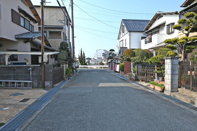 伊丹市池尻5丁目新築一戸建て│3SLDK+駐車1台可の前面道路含む現地写真|西向きに撮影した前面道路（幅員約5.9ｍ）の写真です。