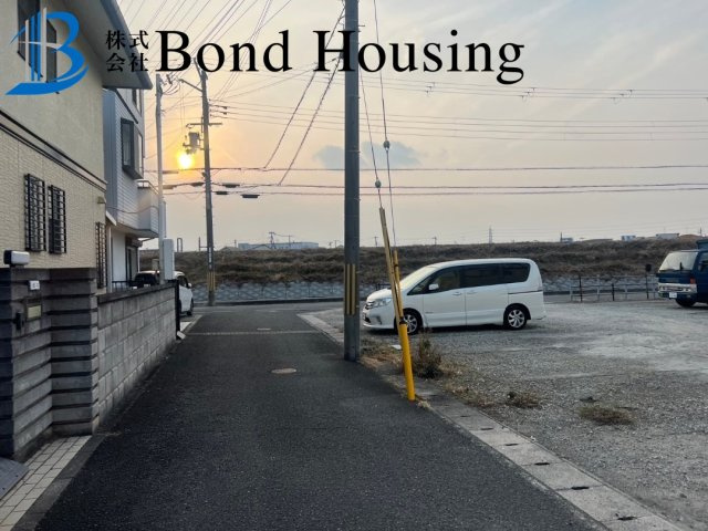 大和ハウス施工物件　玉津町西河原　築32の前面道路含む現地写真