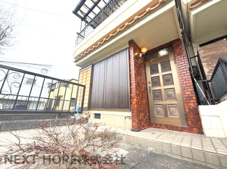 【玄関】 | 川西市錦松台中古テラスハウス　 | 玄関前にはお庭がございます！！
