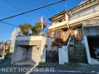 【外観】 | 川西市錦松台中古テラスハウス　 | 1987年５月建築！西向きで陽当たり良好です！北側にも通路があり、たいへん明るく開放的です！！