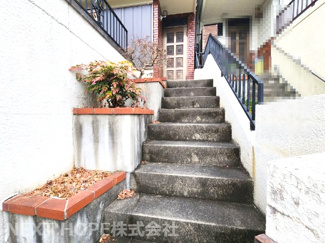 【その他】 | 川西市錦松台中古テラスハウス　 | 玄関へのアプローチ階段です♪花壇も有り、ガーデニングも楽しめます！！