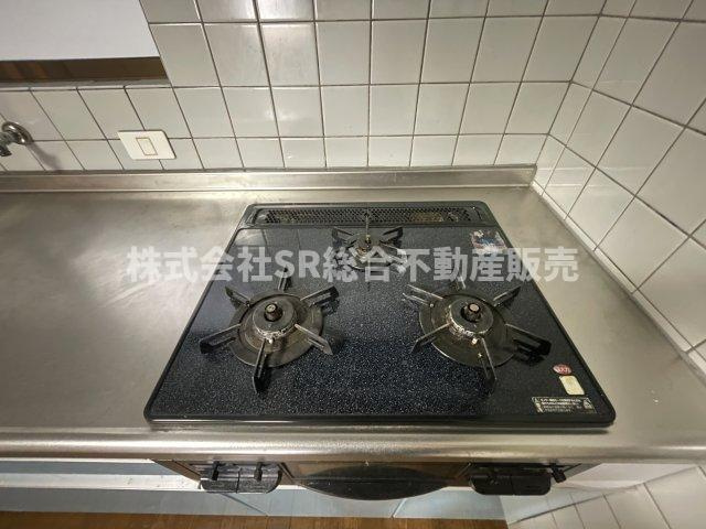 善根寺町1丁目中古戸建のキッチン|3口ガスシステムキッチンにはグリル付きでお料理快適です！