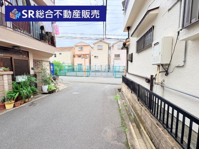 善根寺町1丁目中古戸建の前面道路含む現地写真|弊社は売買だけでなく、賃貸・管理も行っておりますので、オーナー様へのご提案も特化しております♪入居中の設備故障対応や、退去後の原状回復等、リフォームも弊社にお任せ♪
