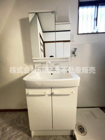 善根寺町1丁目中古戸建の独立洗面台|温水シャワー付洗面化粧台があり朝の支度も楽々です☆