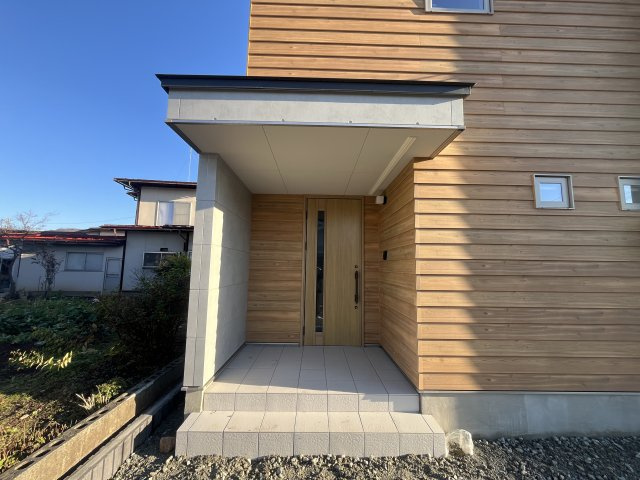 山形市蔵王成沢字向久保田2170-9【B】の玄関|落ち着きのあるお洒落な内装。