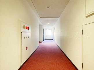 【その他共用部分】 | 共用廊下です。ここもきれいに清掃されています。周囲のお部屋の様子も、ぜひ伺ってみてください。～即日のご見学可能～　お問合せはお気軽にどうぞ。