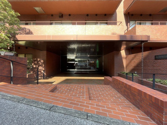 【エントランス】 | オートロックを備えた、マンションのエントランス。やはりセキュリティの観点は欠かすことができません。皆様を“安全”に送り出し、出迎えてくれます。～即日のご見学可能～　お問合せはお気軽にどうぞ。