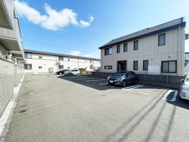 クレストコートの駐車場