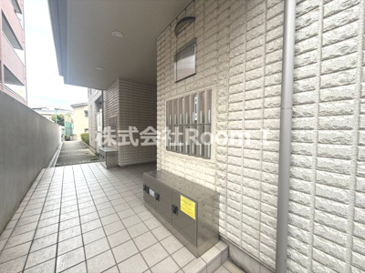 【エントランス】 | メゾンＤ’ｓ | 毎日通るエントランスはこのようになっています