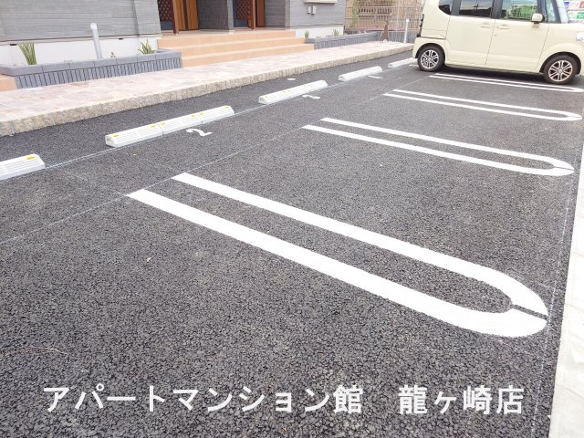 フロイデの駐車場