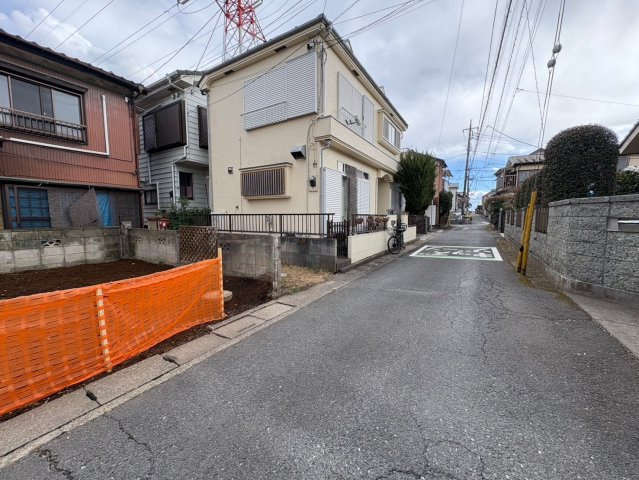 狭山市水野　建築条件なし売地　西武池袋線『武蔵藤沢駅』徒歩15分　【南小学区】の前面道路含む現地写真