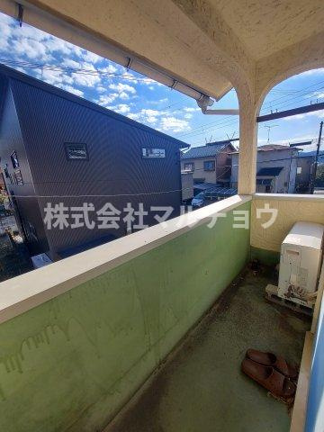 光葉台戸建てのバルコニー|バルコニーからの眺めを楽しみながら食事をしませんか