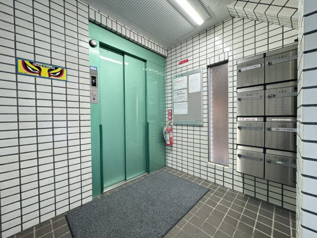 メゾンルグラン上野のその他共用部分|エレベーター付きのマンションです♪