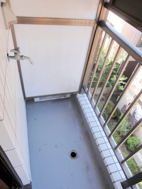 宮内商事ビルのバルコニー|洗濯機置き場はバルコニーにあります