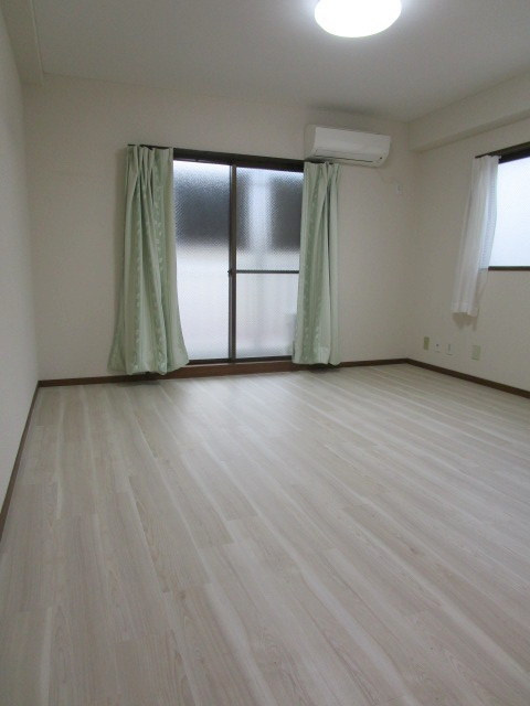 宮内商事ビルの居間・リビング