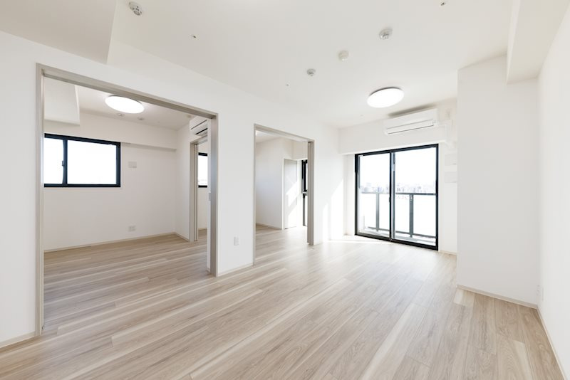 Due IriyaⅡの居間・リビング|床は奇数階がナチュラルブラウン、偶数会がホワイト