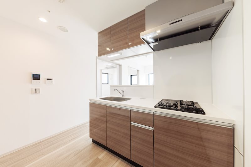 Due IriyaⅡのキッチン|床は奇数階がナチュラルブラウン、偶数会がホワイト