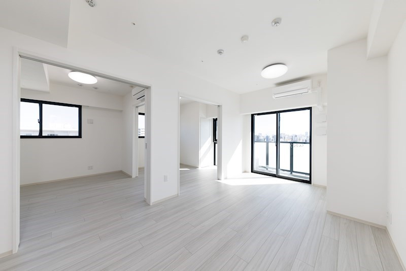 Due IriyaⅡの居間・リビング|床は奇数階がナチュラルブラウン、偶数会がホワイト