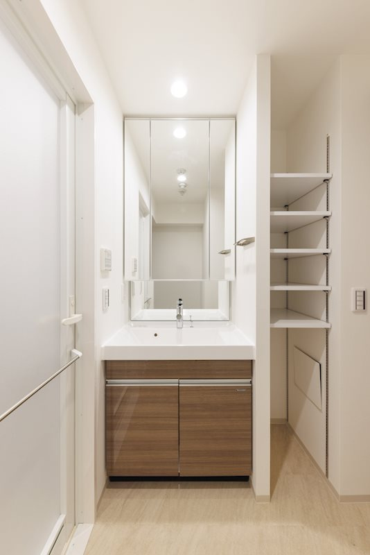 Due IriyaⅡの洗面所|床は奇数階がナチュラルブラウン、偶数会がホワイト