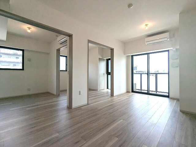 Due IriyaⅡの設備|床は奇数階がナチュラルブラウン、偶数会がホワイト