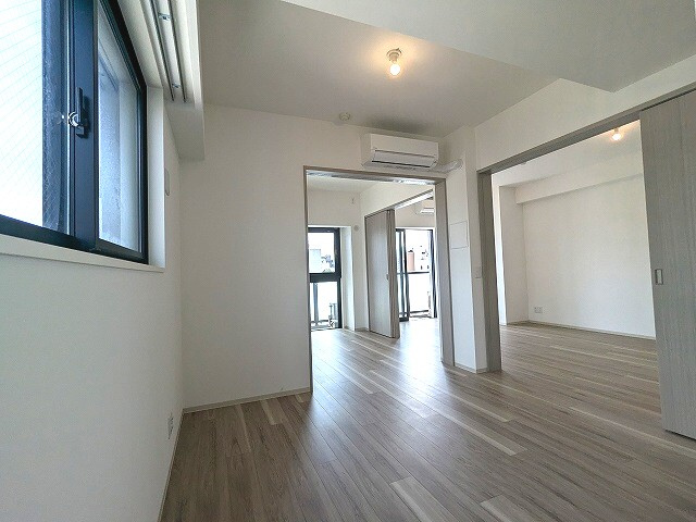 Due IriyaⅡの設備|床は奇数階がナチュラルブラウン、偶数会がホワイト