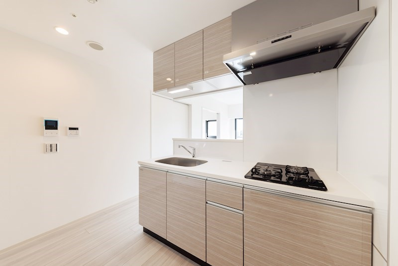 Due IriyaⅡのキッチン|床は奇数階がナチュラルブラウン、偶数会がホワイト