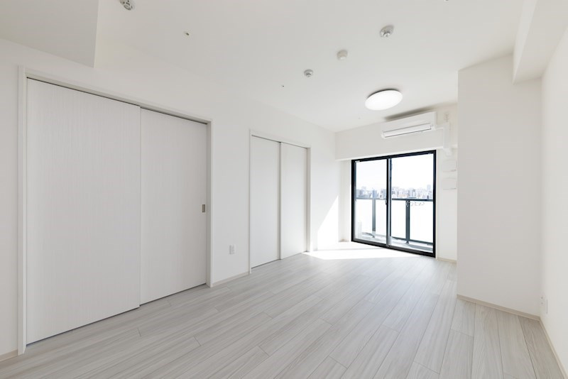 Due IriyaⅡのバルコニー|床は奇数階がナチュラルブラウン、偶数会がホワイト