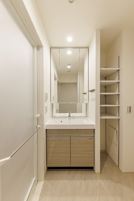 Due IriyaⅡの洗面所|床は奇数階がナチュラルブラウン、偶数会がホワイト