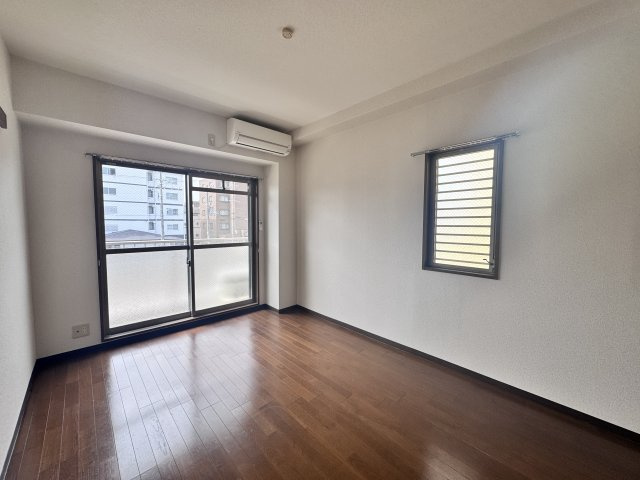 シェリーカラーの洋室