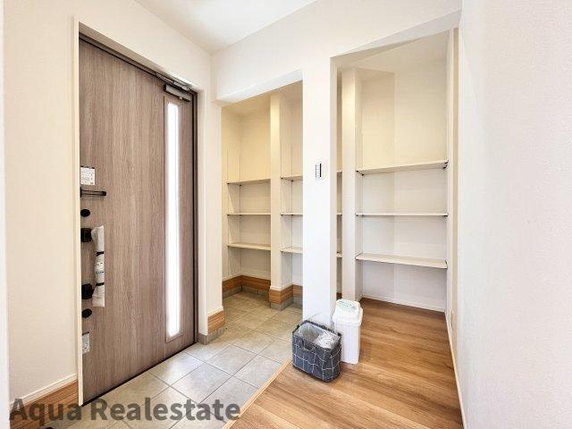 家事楽デザイナーズハウス高松市福岡町④の玄関|散らかりがちな玄関もスッキリ片付けるシューズボックスです。