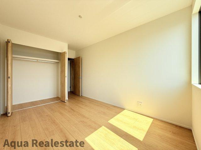 家事楽デザイナーズハウス高松市福岡町④の洋室|いつでもお部屋をスッキリお使いいただける収納スペースを設置。