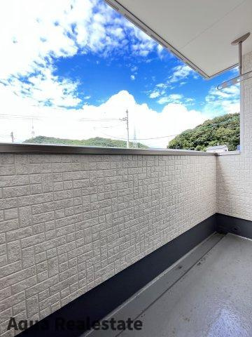家事楽デザイナーズハウス高松市福岡町④のバルコニー|お洗濯ものを気持ちよく太陽の光で干せるのが嬉しいですね。