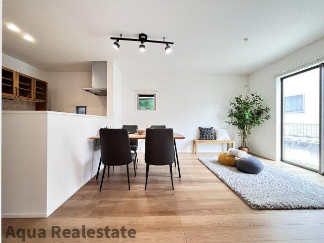 家事楽デザイナーズハウス高松市福岡町④の居間・リビング|リビングダイニングになります。ご家族揃っての素敵な空間になりそうですね。