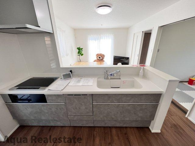 家事楽デザイナーズハウス高松市福岡町④のキッチン|作業スペースが広く家事動線をゆったりと確保できるキッチンです。