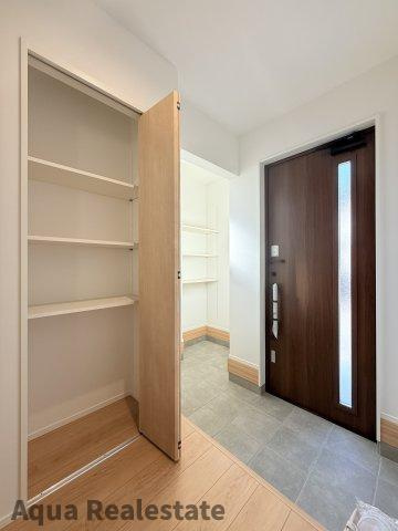 家事楽デザイナーズハウス高松市木太町建売⑯の玄関|きれいな玄関です