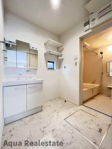 家事楽デザイナーズハウス高松市木太町建売⑯の独立洗面台|脱衣所は小さなお子様がいるご家庭でも重宝されております。