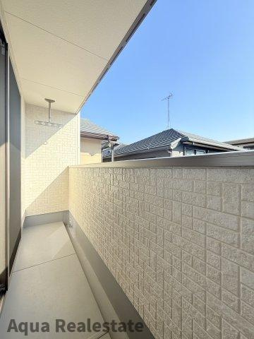 家事楽デザイナーズハウス高松市木太町建売⑯のバルコニー|お洗濯ものを気持ちよく太陽の光で干せるのが嬉しいですね。